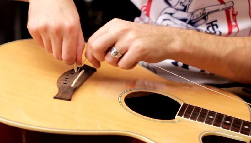 Как правильно поменять струны на акустической гитаре