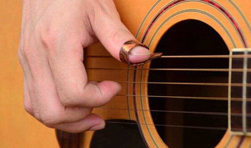 Guitar thumb (медиатор на большой палец) или сам себе басист